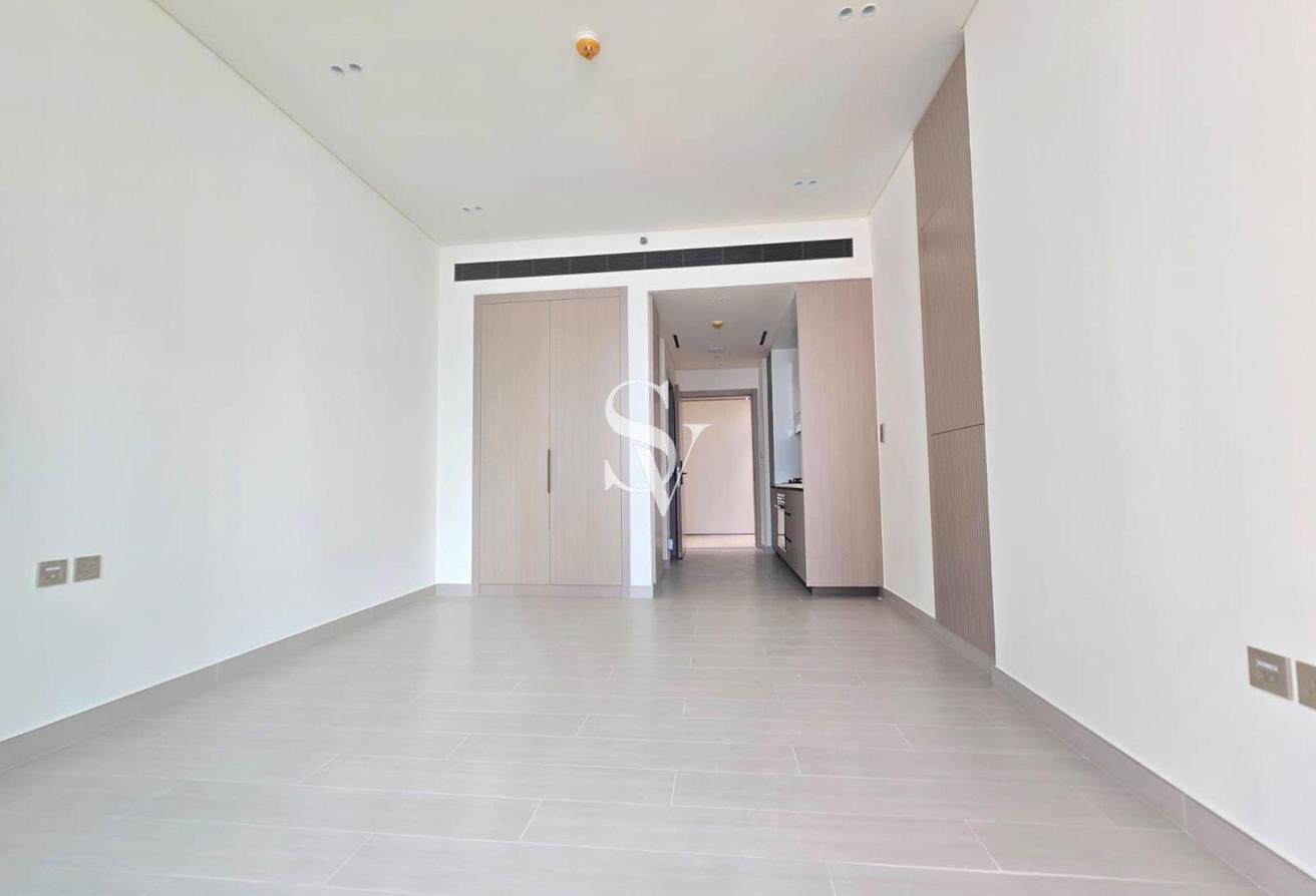 Brand New | Chiller free | Near Mall | High Floor photo 6