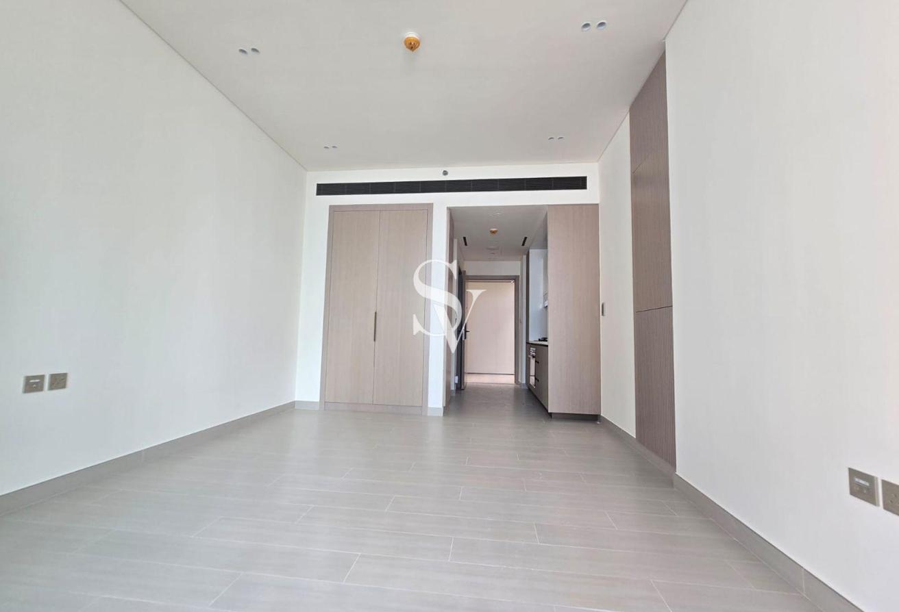 Brand New | Chiller free | Near Mall | High Floor photo 8