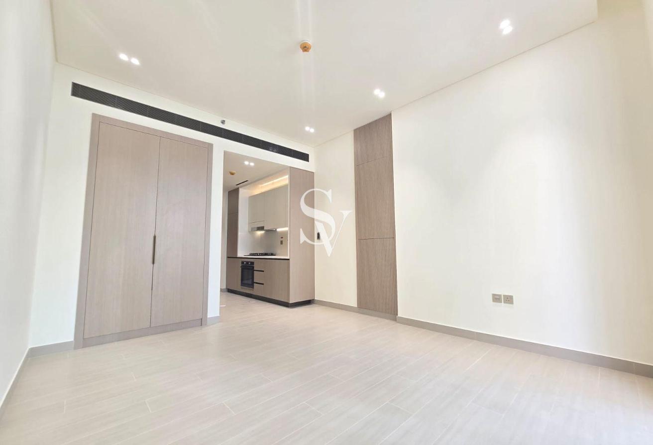 Brand New | Chiller free | Near Mall | High Floor photo 3