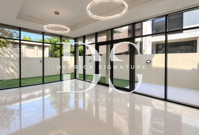 3BR Corner Villa | Private Garden | Richmond photo 2