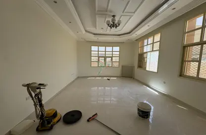 شقة - 3 غرف نوم - 5 حمامات للايجار في الدفينة - عشارج - العين