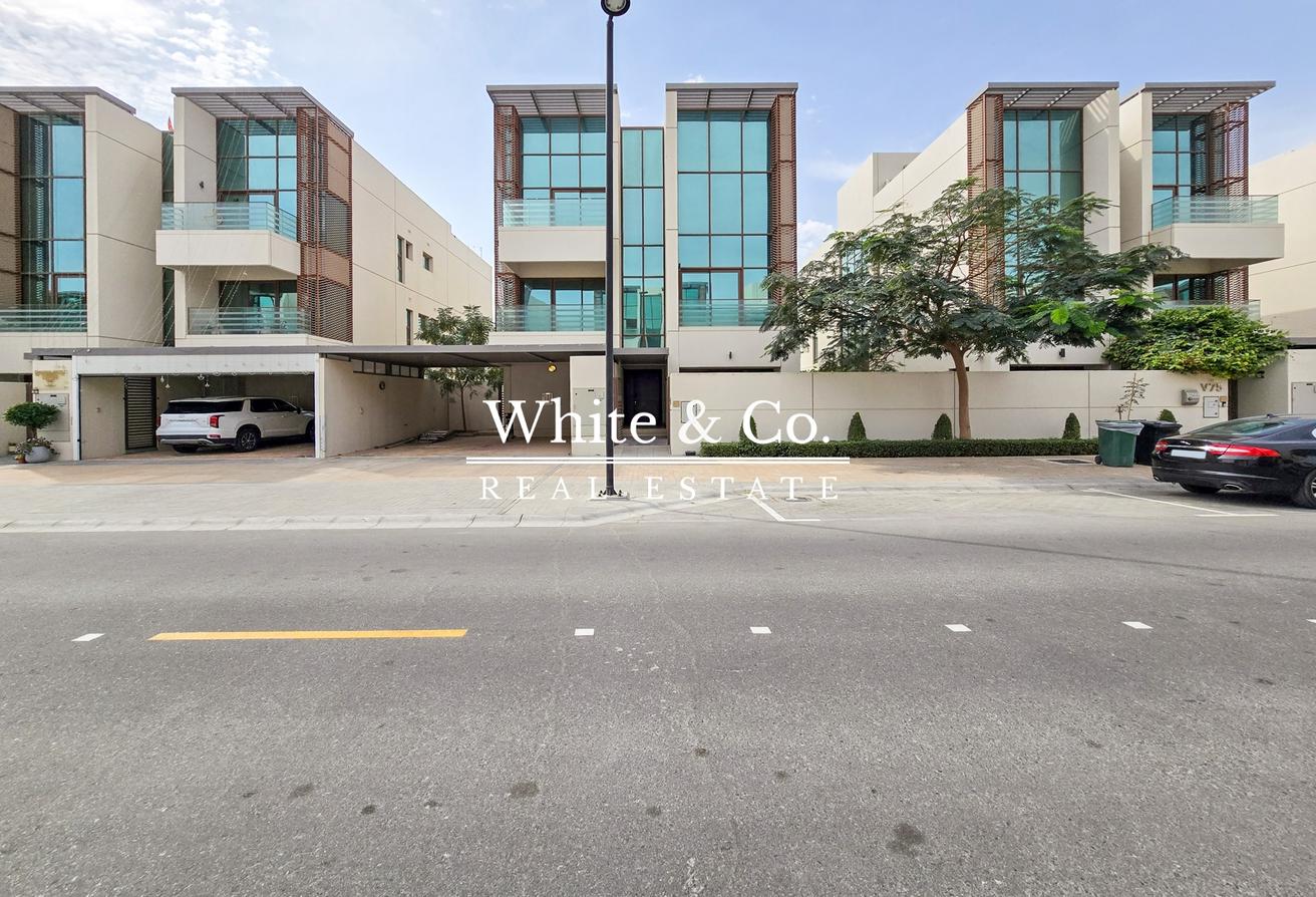 Luxury Villa | Vacant | Fully Landscaped photo 2