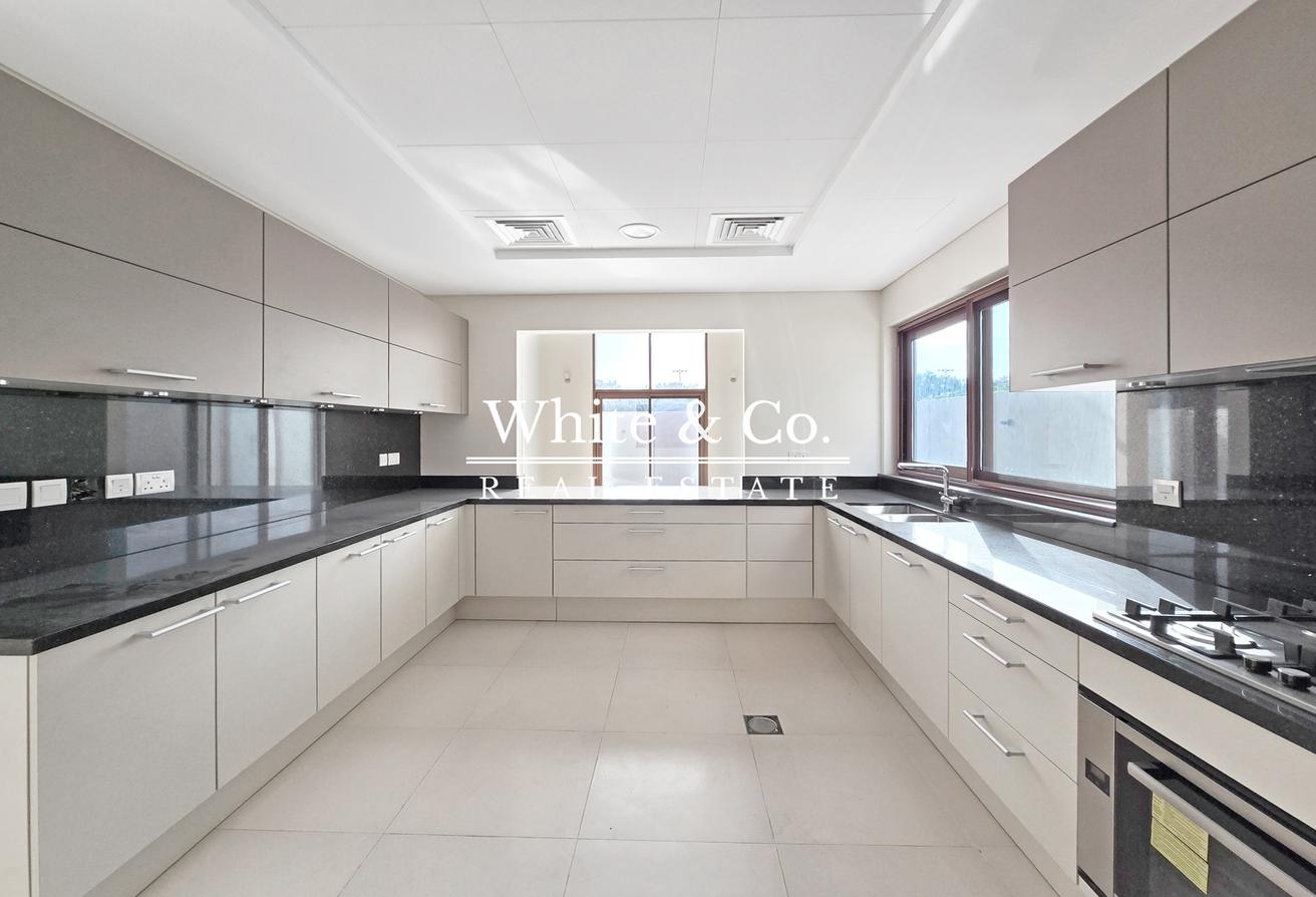 Luxury Villa | Vacant | Fully Landscaped photo 7