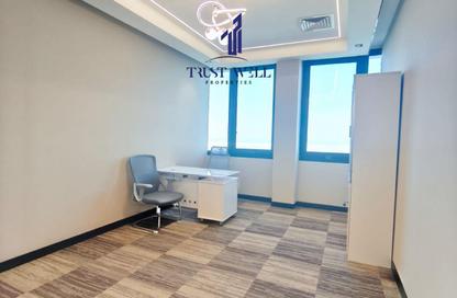 Business Centre - Studio - 4 Bathrooms for rent in Dar Al Salam Building - Corniche Road - Abu Dhabi