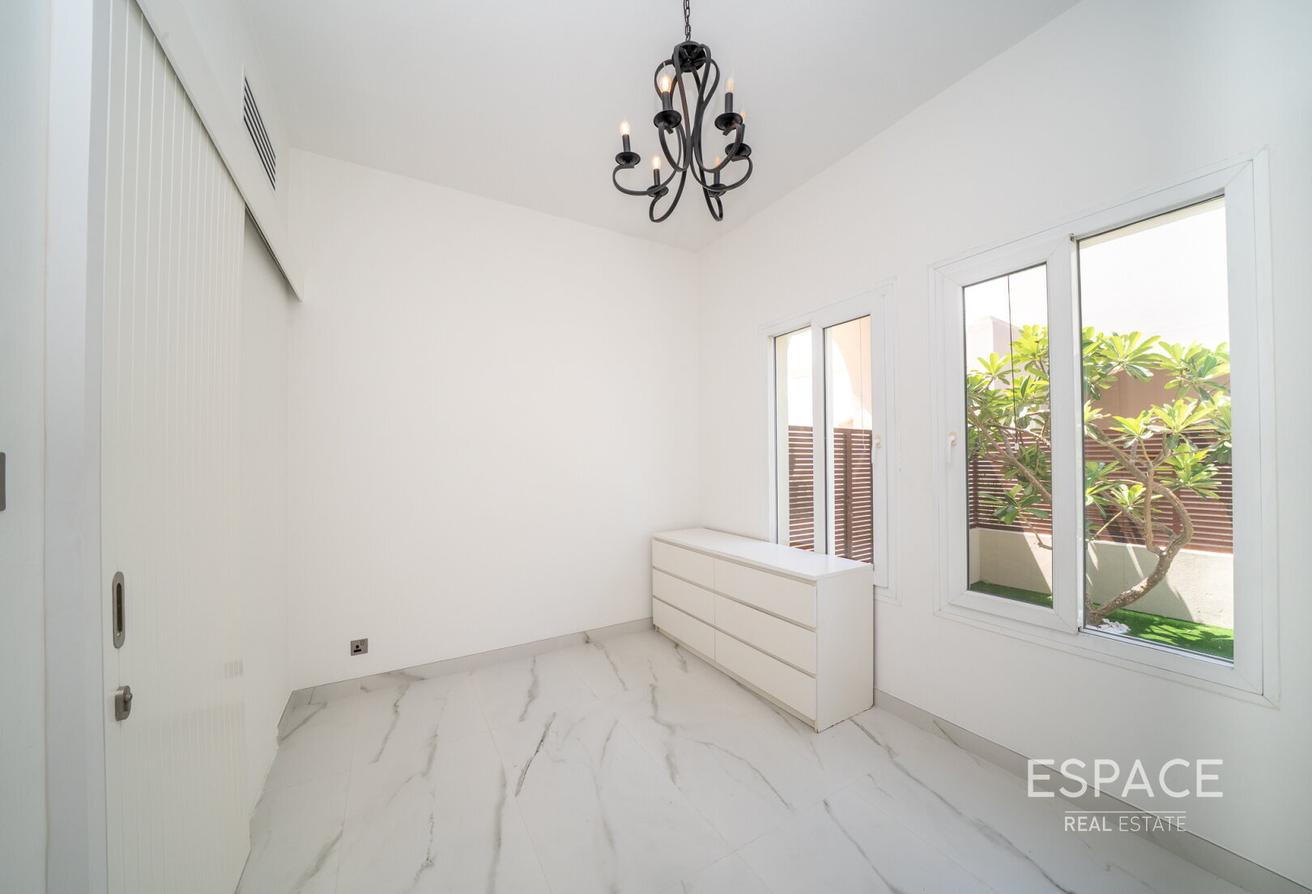 Fully Upgraded | Lake View | Extended photo 8