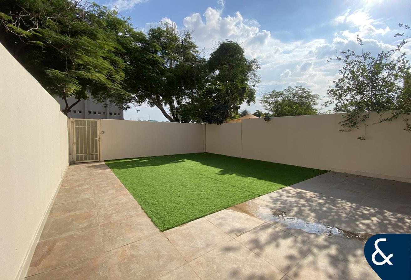 Upgraded | 2 Bed + Study | Prime Location photo 4