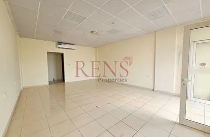 Shop - Studio - 1 Bathroom for rent in Building Y23 - England Cluster - International City - Dubai
