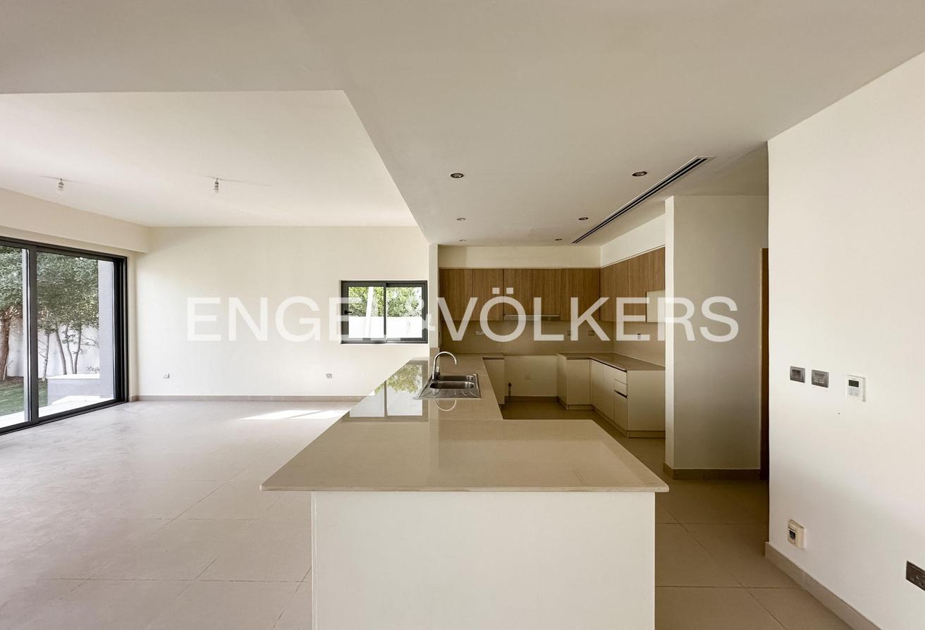 Corner Unit | Ready To Move In | Single Row photo 2