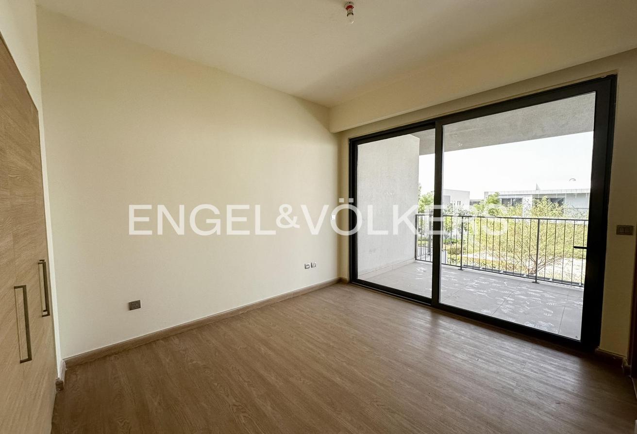 Corner Unit | Ready To Move In | Single Row photo 9