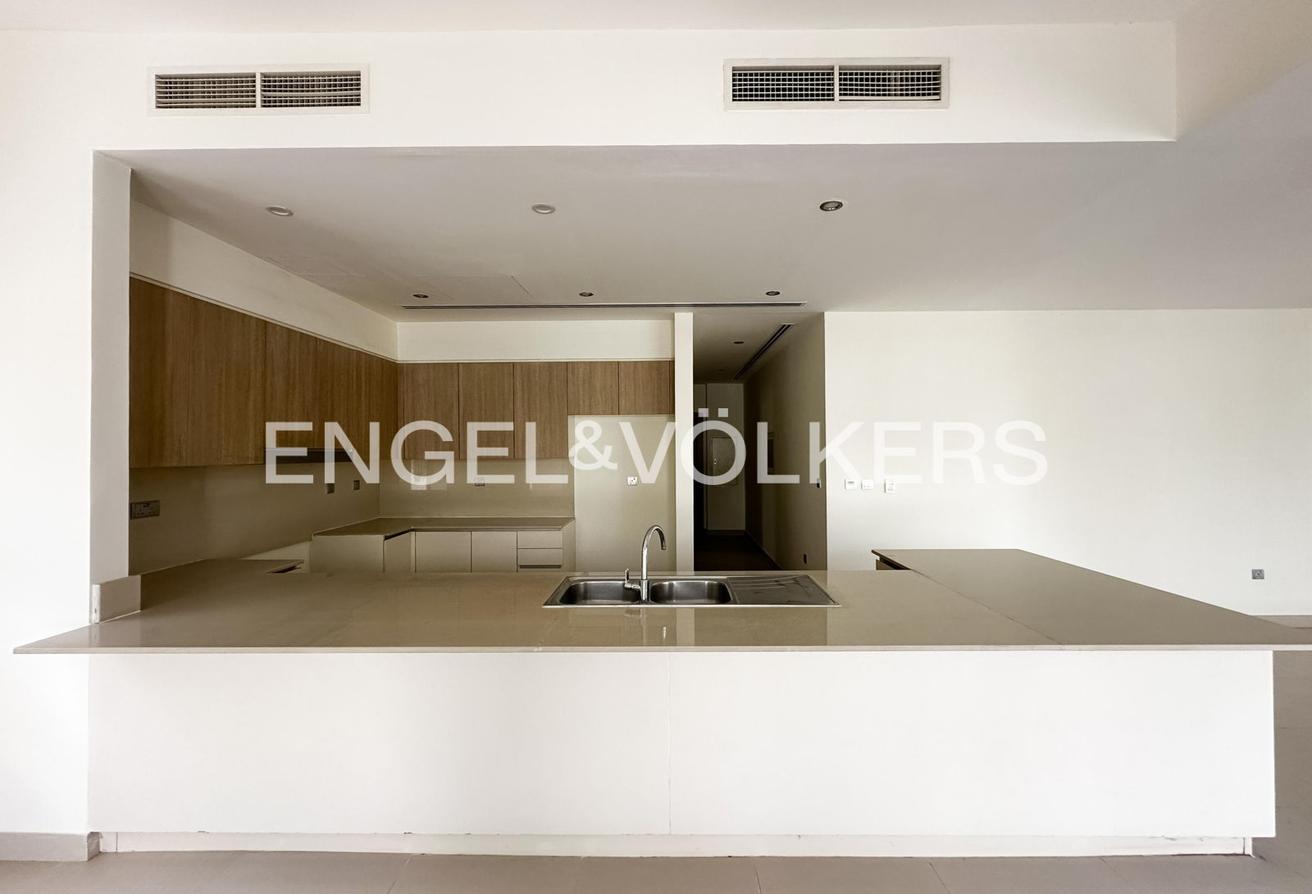 Corner Unit | Ready To Move In | Single Row photo 4