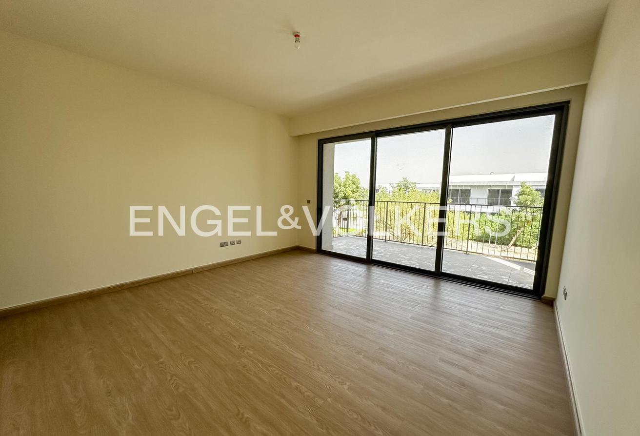 Corner Unit | Ready To Move In | Single Row photo 7