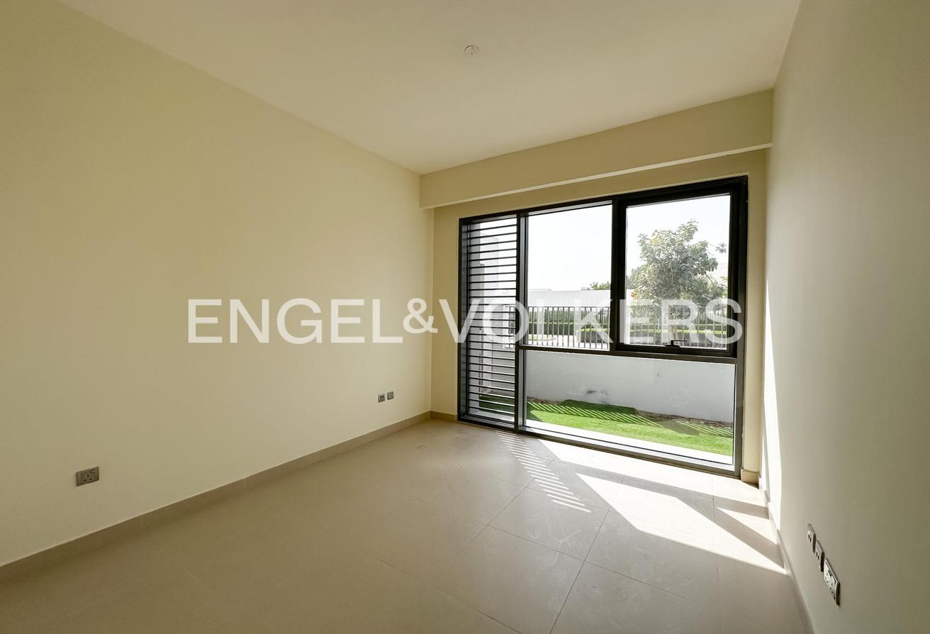 Corner Unit | Ready To Move In | Single Row photo 6