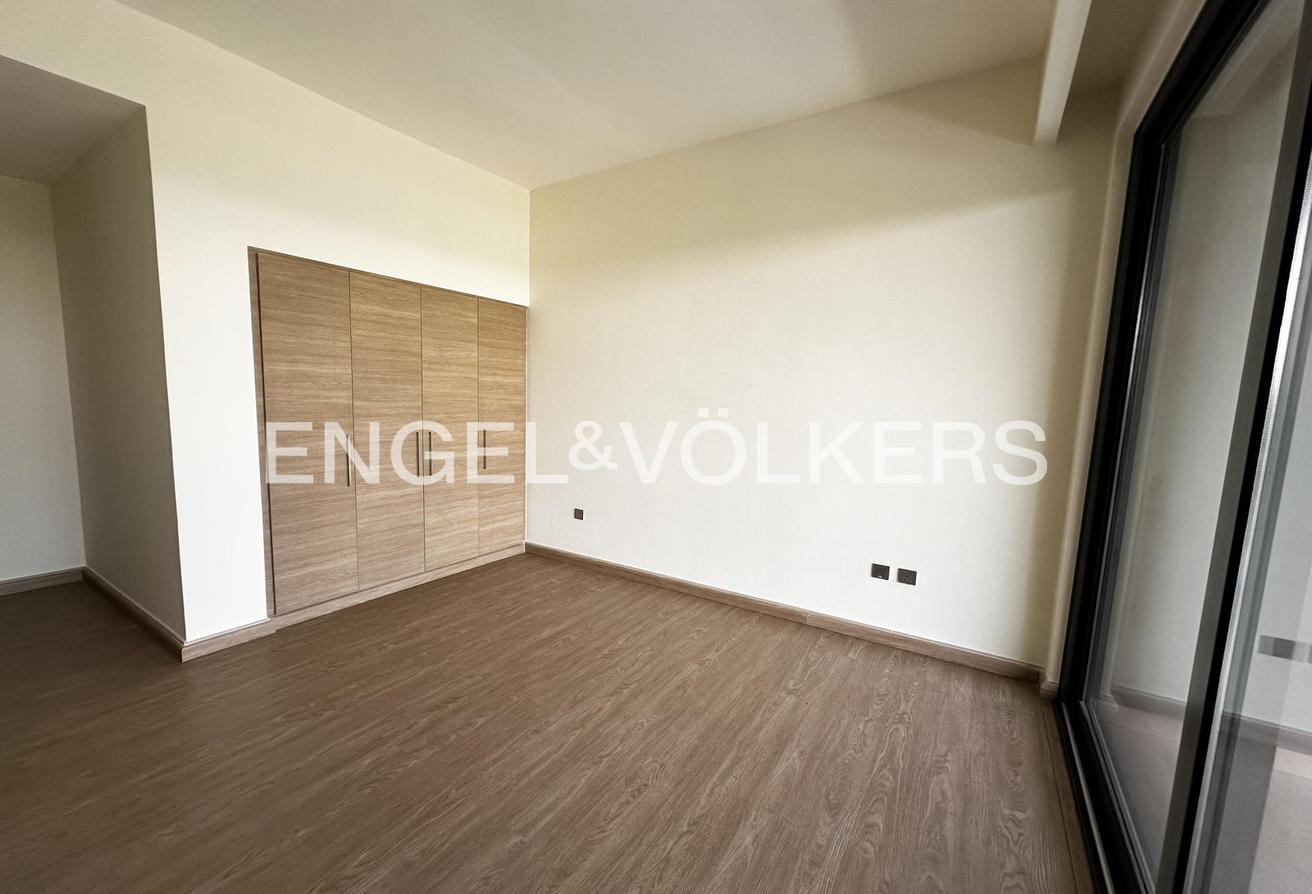 Corner Unit | Ready To Move In | Single Row photo 10