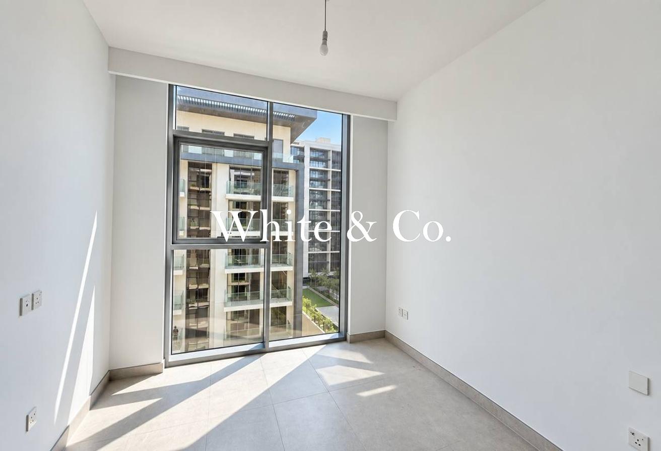 Kitchen Appliances|Spacious unit | Vacant photo 5