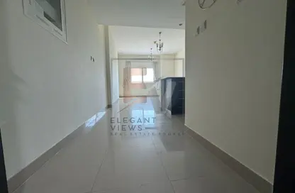 شقة - غرفة نوم - 2 حمامات للايجار في المساكن الحمراء - مدينة دبي الرياضية - دبي