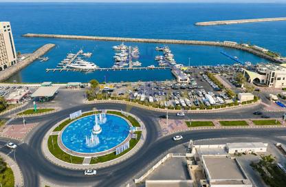 عمارة بالكامل - 2 غرف نوم - 2 حمامات للبيع في كورنيش الفجيرة - الفجيرة