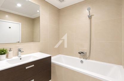 Apartment - 2 - 2 for rent in Marina Arcade Tower - Dubai Marina - Dubai