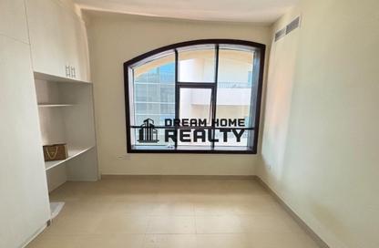 Apartment - 1 - 2 for rent in Shadow Tower - Al Mamzar - Sharjah - Sharjah