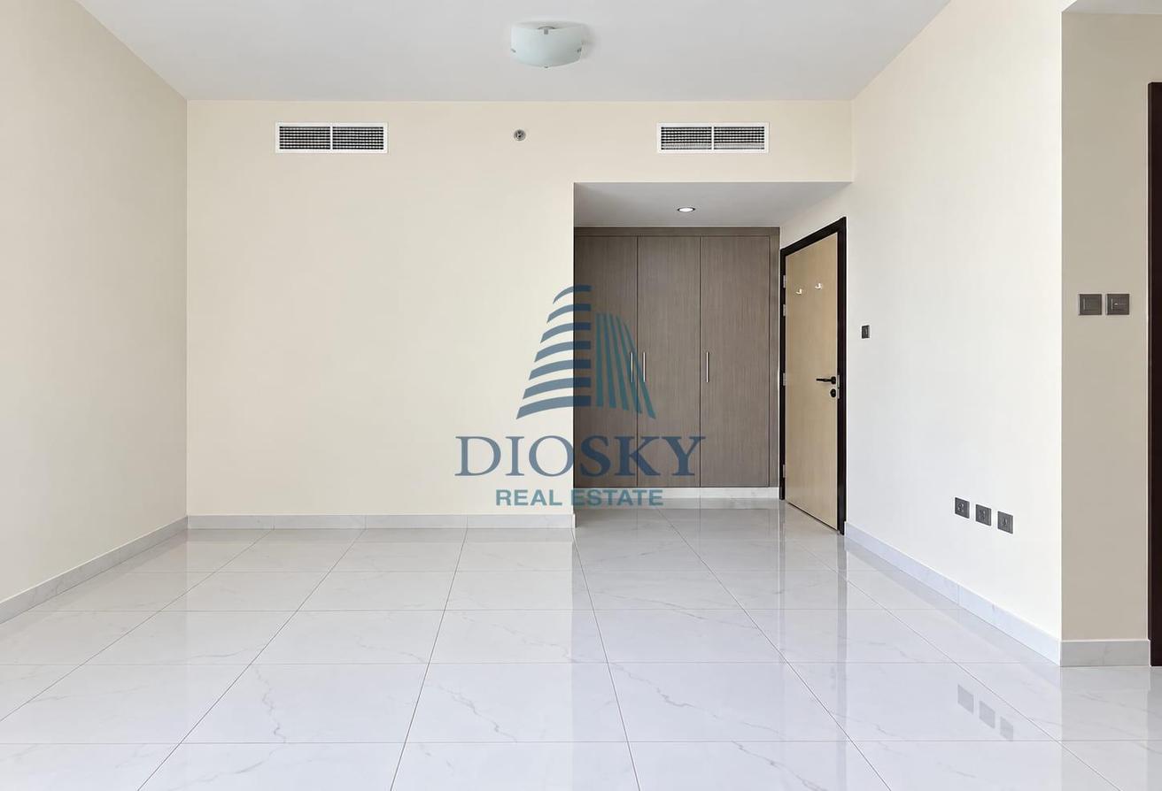 Spacious | Well Maintained | Prime Location photo 5