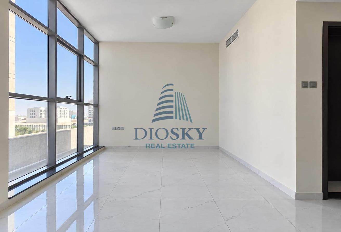 Spacious | Well Maintained | Prime Location photo 4
