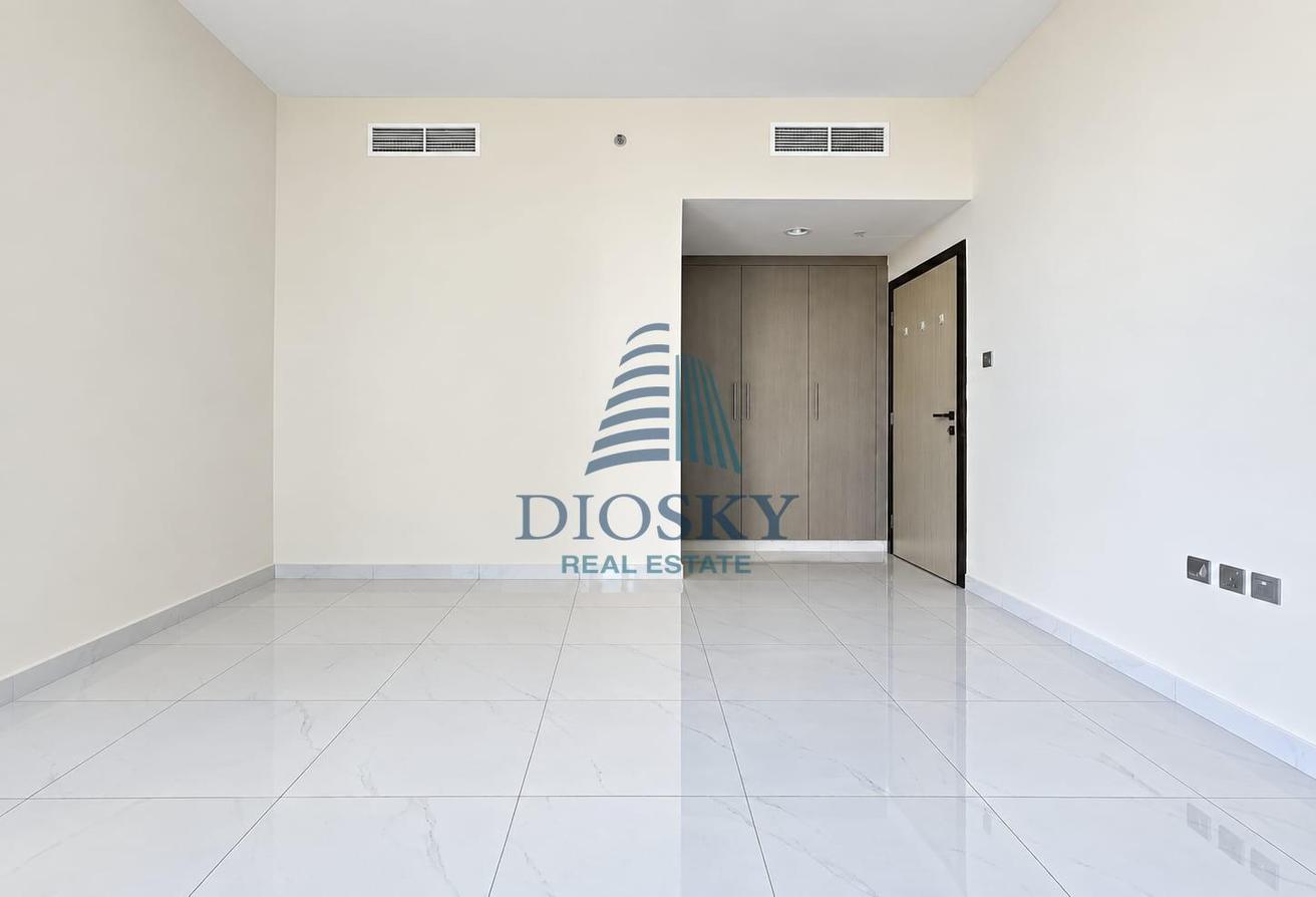 Spacious | Well Maintained | Prime Location photo 7