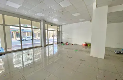 متجر - استوديو - 1 حمام للايجار في L03 - طراز يوناني - المدينة العالمية - دبي