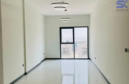 شقة - 2 غرف نوم - 2 حمامات للايجار في برج روكان B - برج روكان - روكان - دبي لاند - دبي