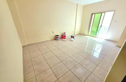 شقة - 2 غرف نوم - 2 حمامات للايجار في طريق فاير ستاشن - مويلح - الشارقة