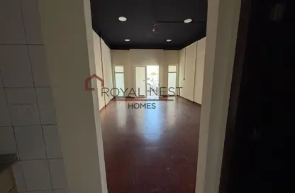 متجر - استوديو - 1 حمام للايجار في Y23 - طراز إنجليزي - المدينة العالمية - دبي