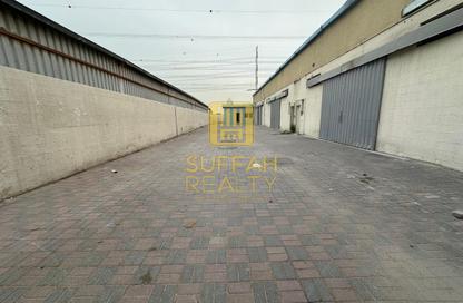 Warehouse - Studio - 3 Bathrooms for rent in Al Qusais Industrial Area 4 - Al Qusais Industrial Area - Al Qusais - Dubai