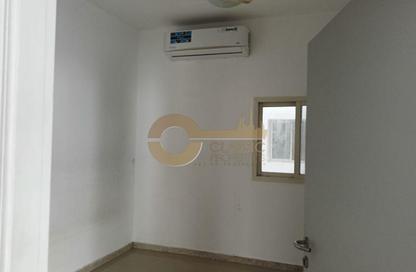 Apartment - Studio - 1 Bathroom for rent in Sheikh Hamdan Colony - Al Karama - Dubai