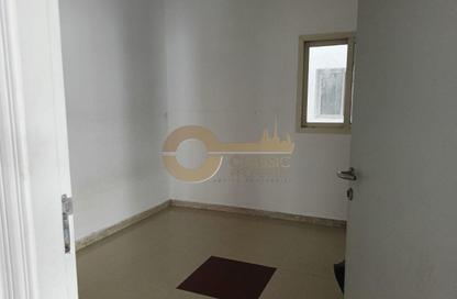 Apartment - Studio - 1 Bathroom for rent in Sheikh Hamdan Colony - Al Karama - Dubai