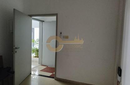 Apartment - Studio - 1 Bathroom for rent in Sheikh Hamdan Colony - Al Karama - Dubai