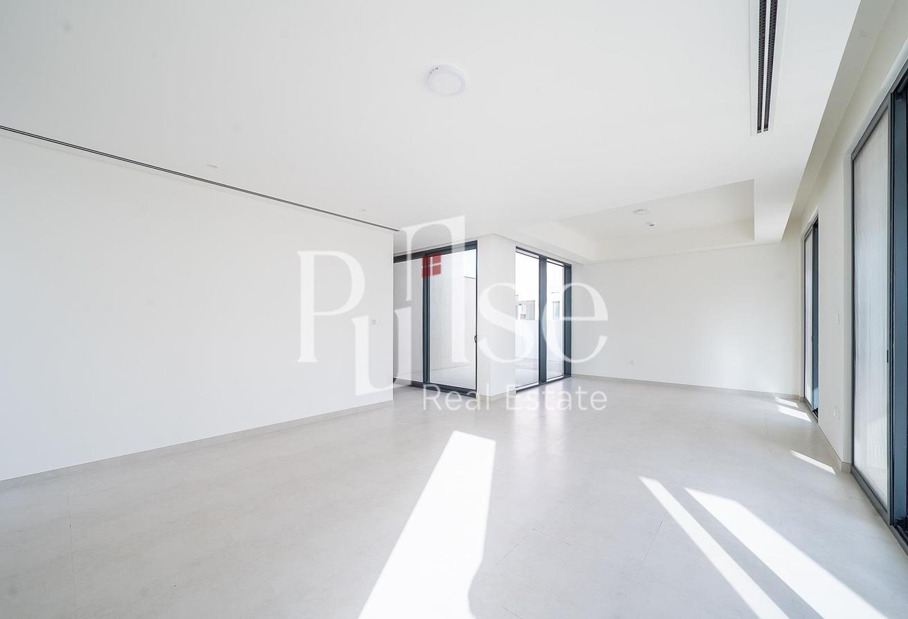 Premium 4BR Villa | Backing onto the park photo 4