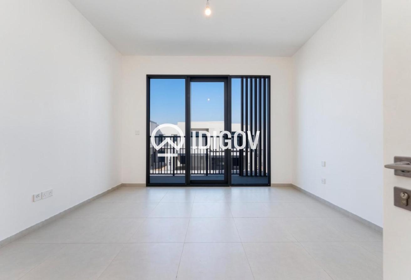 Corner Unit | Single row | Ready to Move-in photo 3