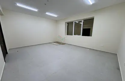 شقة - 2 غرف نوم - 3 حمامات للايجار في الدفينة - عشارج - العين