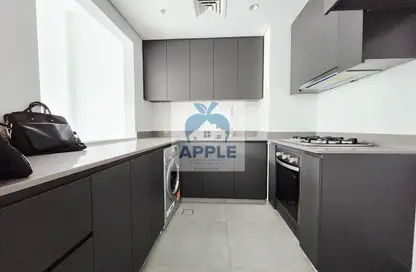 شقة - غرفة نوم - 2 حمامات للبيع في الطراز - حي نسيج - الجادة - الشارقة