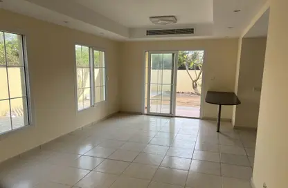 فيلا - 2 غرف نوم - 3 حمامات للايجار في الينابيع1 - الينابيع - دبي