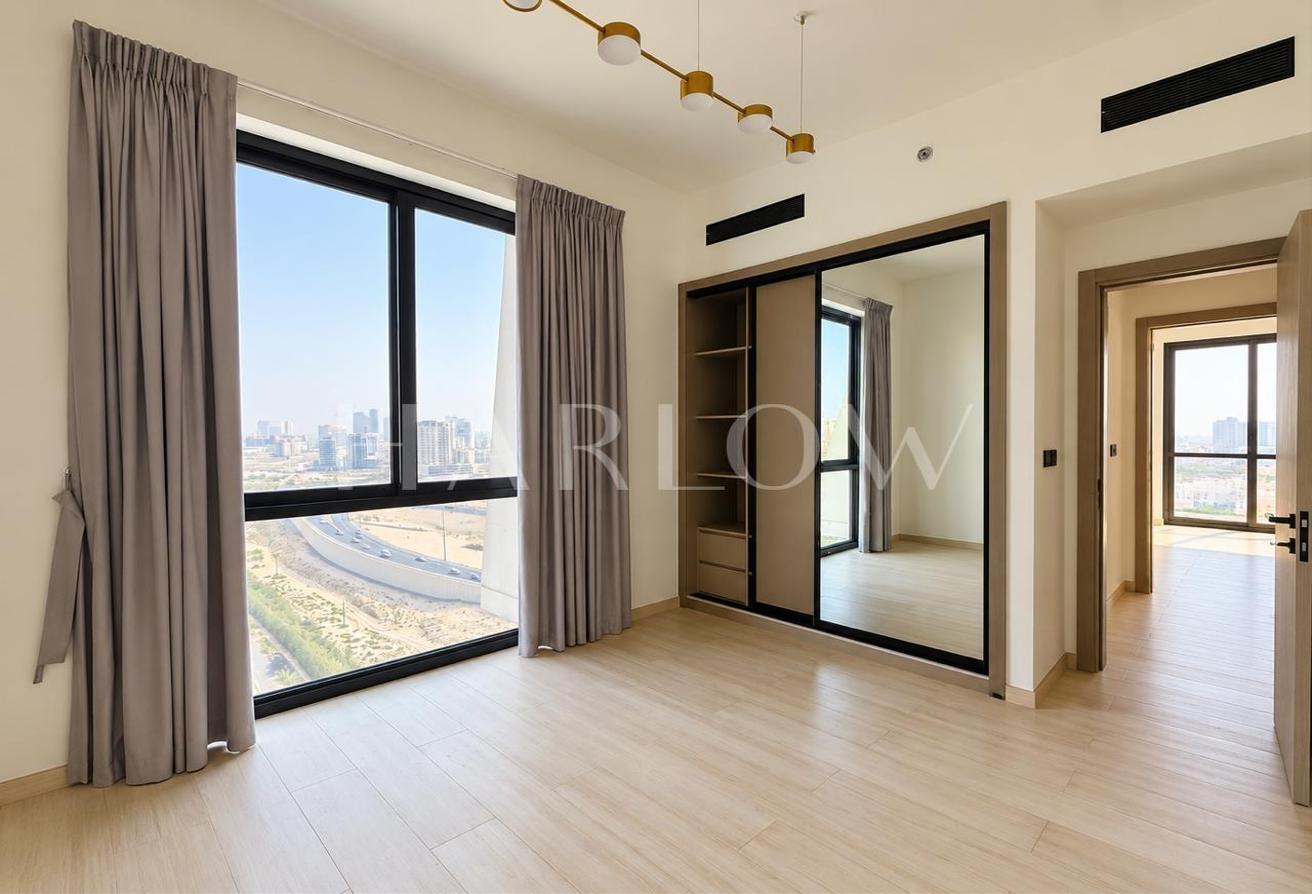 Vacant |Ready to Move |1 Parking |Spacious Balcony photo 2