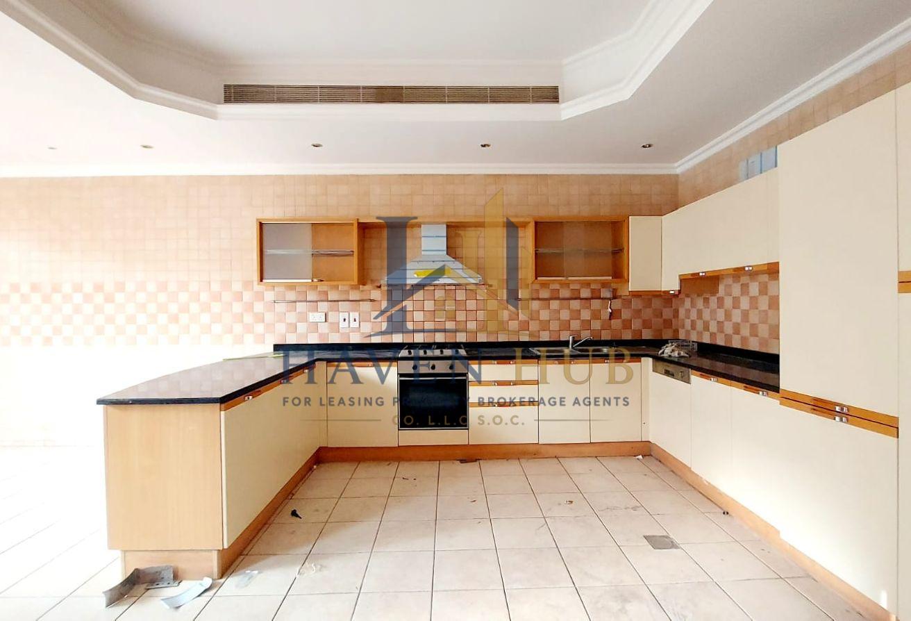 4 BR Villa with Private Garden in Al Safa photo 13