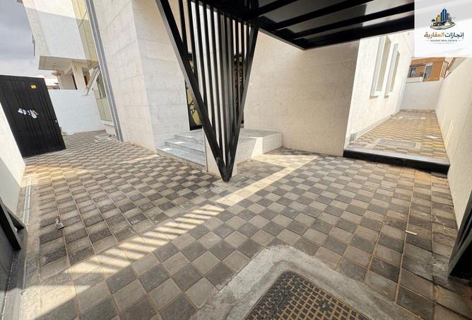 68273436 - Property Image 2