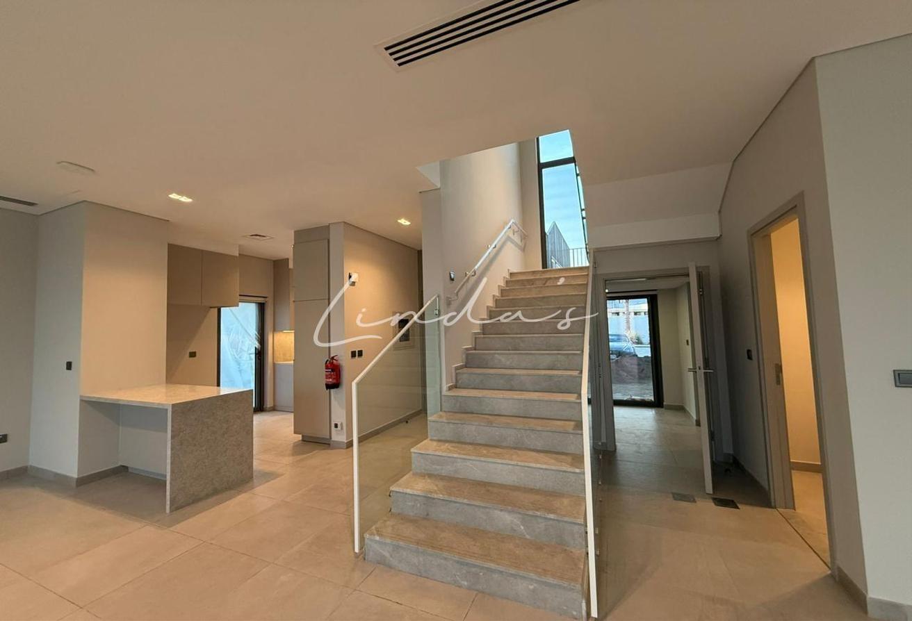 Back to Back | Prime location | Negotiable photo 2