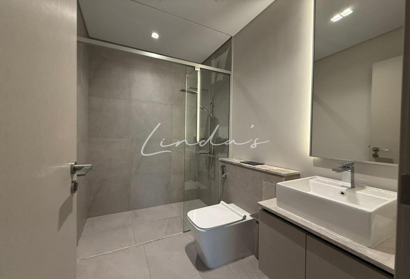 Back to Back | Prime location | Negotiable photo 9