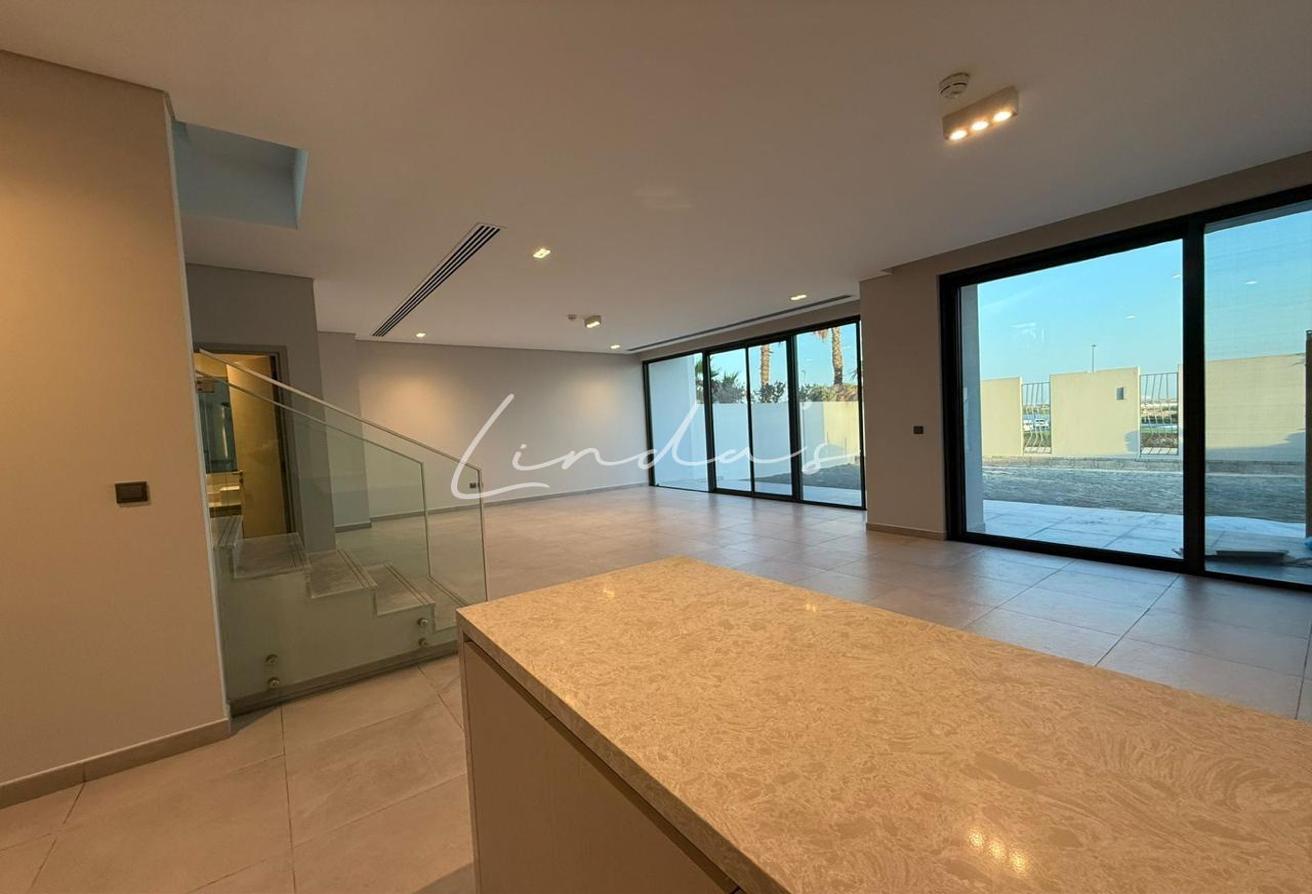 Back to Back | Prime location | Negotiable photo 3