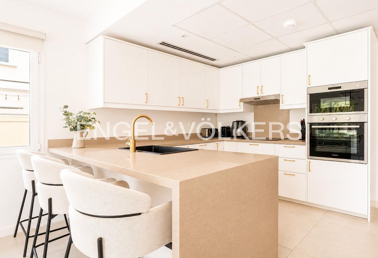 Fully Upgraded | Furnished | Quiet | Vacant photo 8