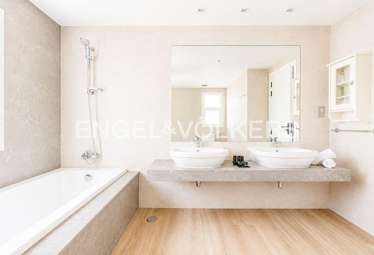 Fully Upgraded | Furnished | Quiet | Vacant photo 12