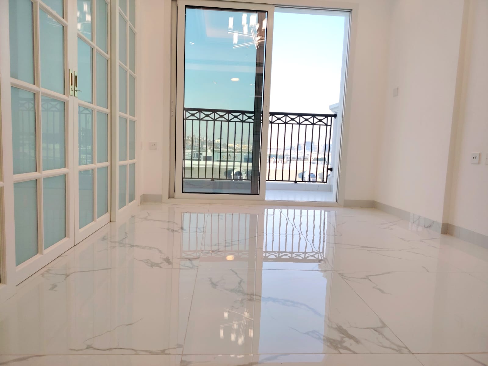 POOL VIEW | FITTED KITCHEN | VACANT |