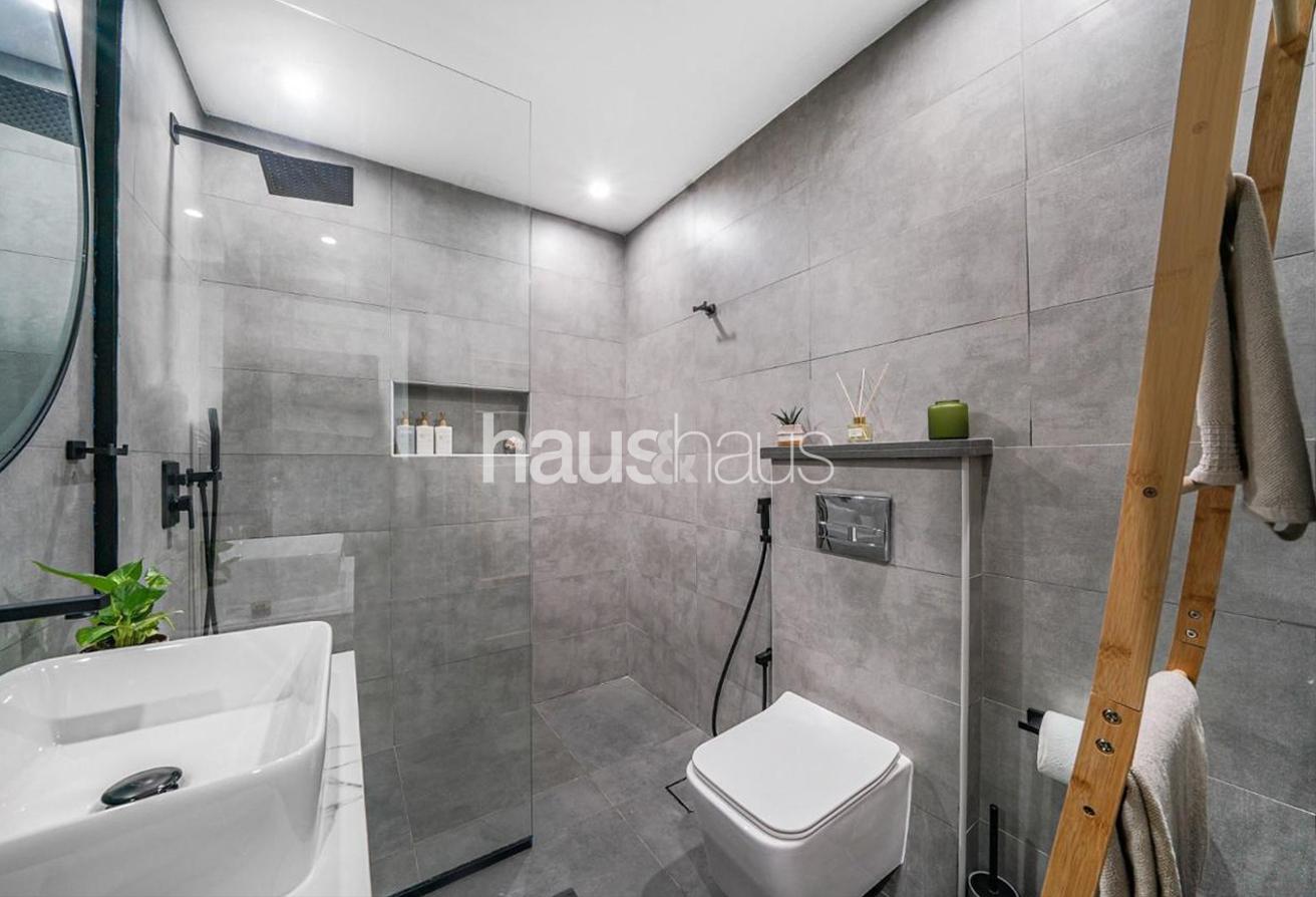 Fully Upgraded | Studio | Furnished photo 9