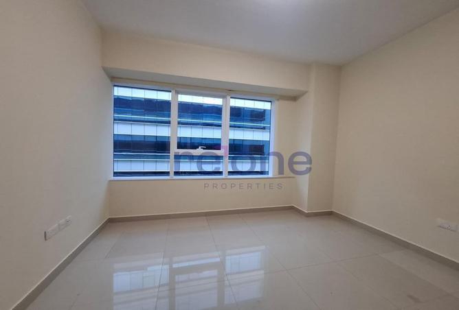فسيح 3BHK | غرفة الخادمة | مُصان جيداً