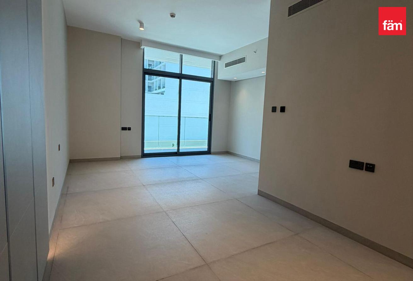 Vacant | Spacious Studio | 4 Cheques photo 2